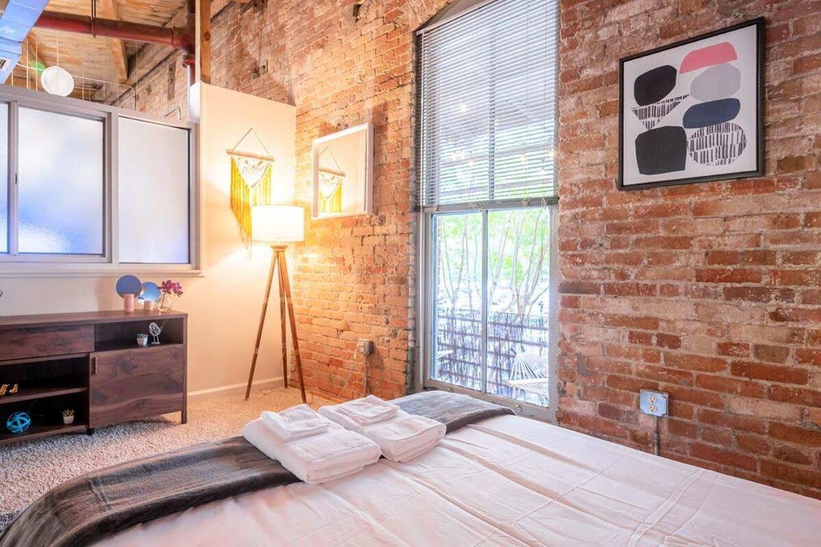 Appartamento 100 Year Old Historic Brick 2Br Loft Large Patio1 Durham Esterno foto